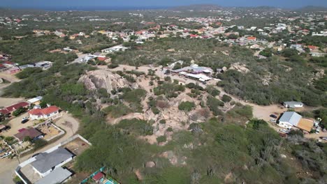 aérea en lo alto de la formación rocosa de ayo en aruba
