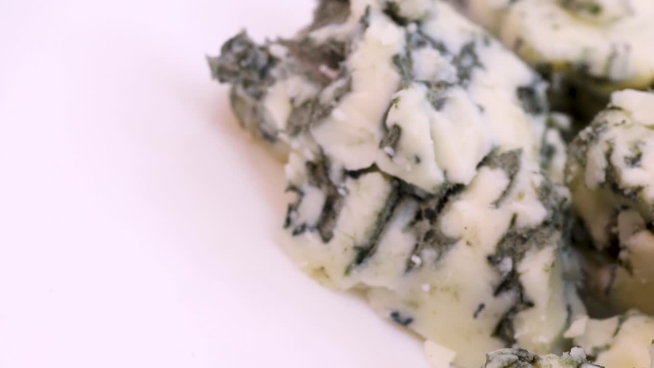 foto macro de queso azul picado, un primerísimo plano