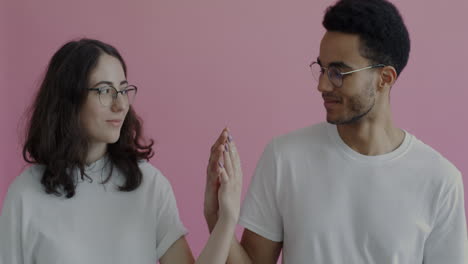 pareja en conversación