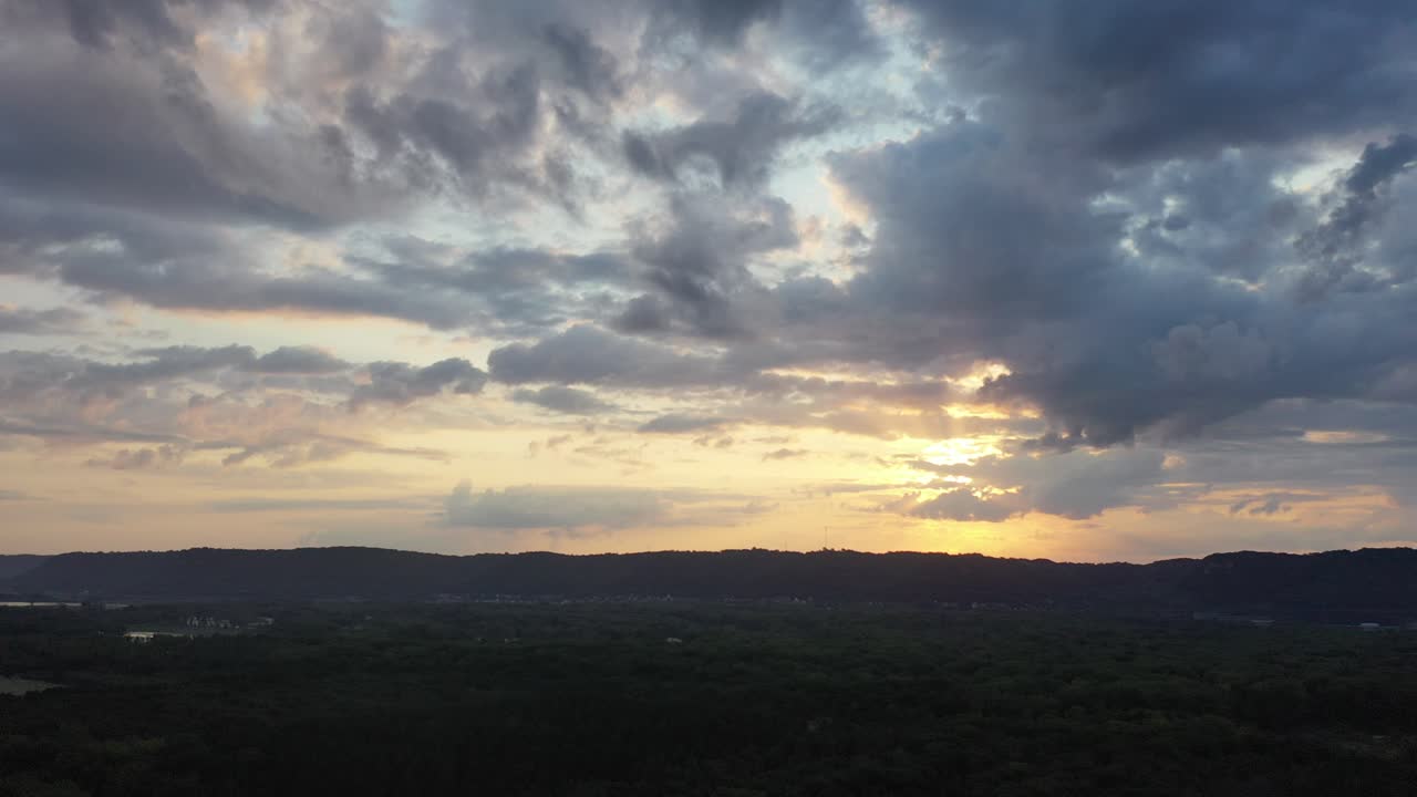puesta de sol sobre las colinas y el bosque