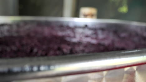 transición de enfoque de un barril de vino mientras se lleva a cabo el proceso de fermentación en una bodega