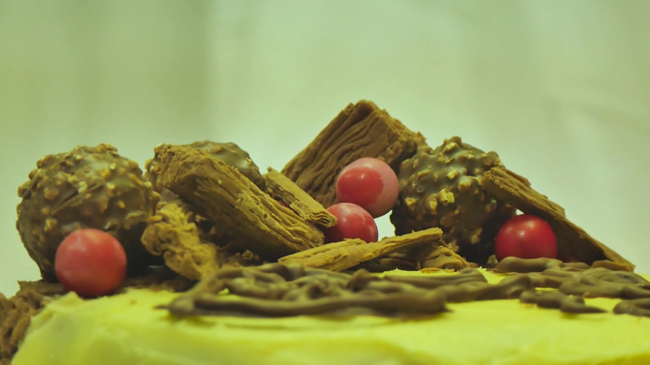 Cake toppings with chocolate flakes and jaffas