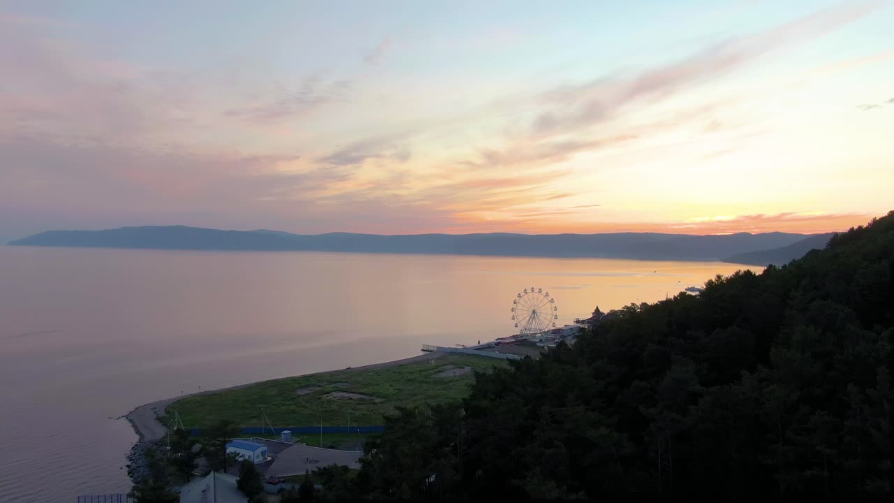 페리스  을 가진 호수 위 의 해가 지는 것