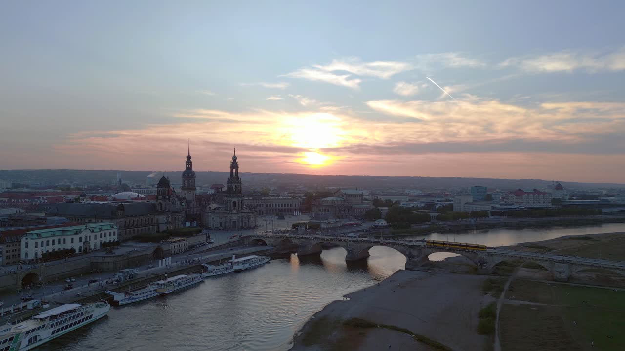 Bel volo aereo con vista dall'alto sulla città di Dresda al tramonto: Chiesa, Cattedrale, Ponte, Fiume
