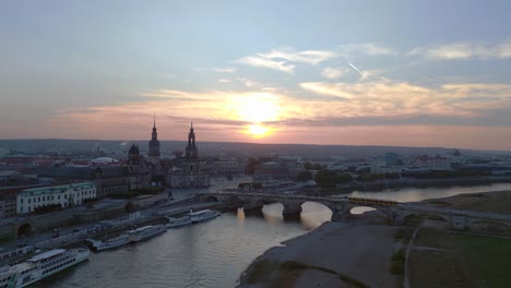 Schöne-Luftaufnahme-Von-Oben,-Flug,-Sonnenuntergang,-Stadt,-Dresden,-Kirche,-Kathedrale,-Brücke,-Fluss