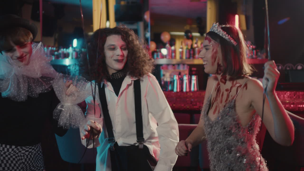 세 명의 친구들이 춤을 추고 있습니다.