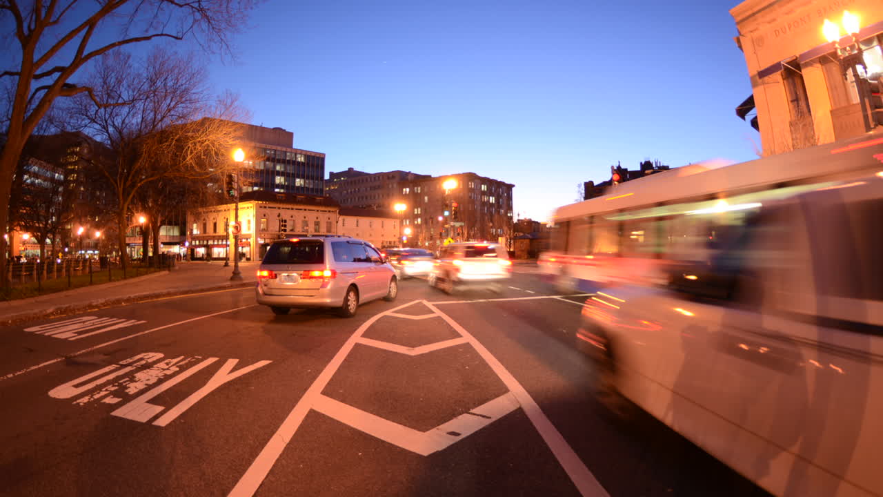 lapso de tiempo de movimiento del tráfico de la hora pico cruzando en dupont circle en washington dc