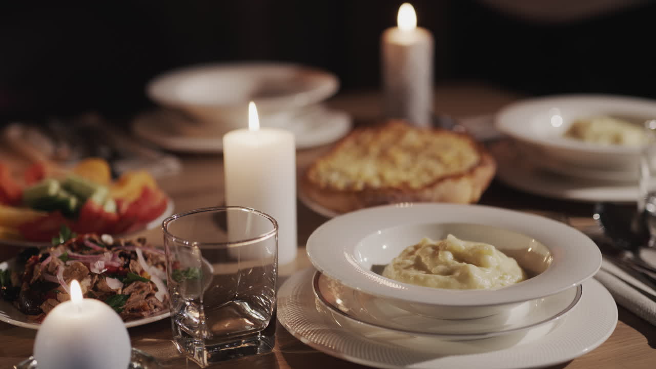 수프가 접시에 놓입니다. 축제로 제공되는 테이블