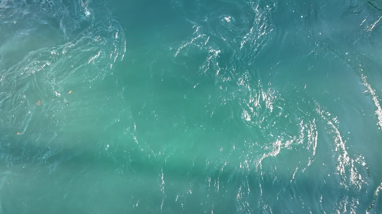 vista de arriba hacia abajo del agua ondulada