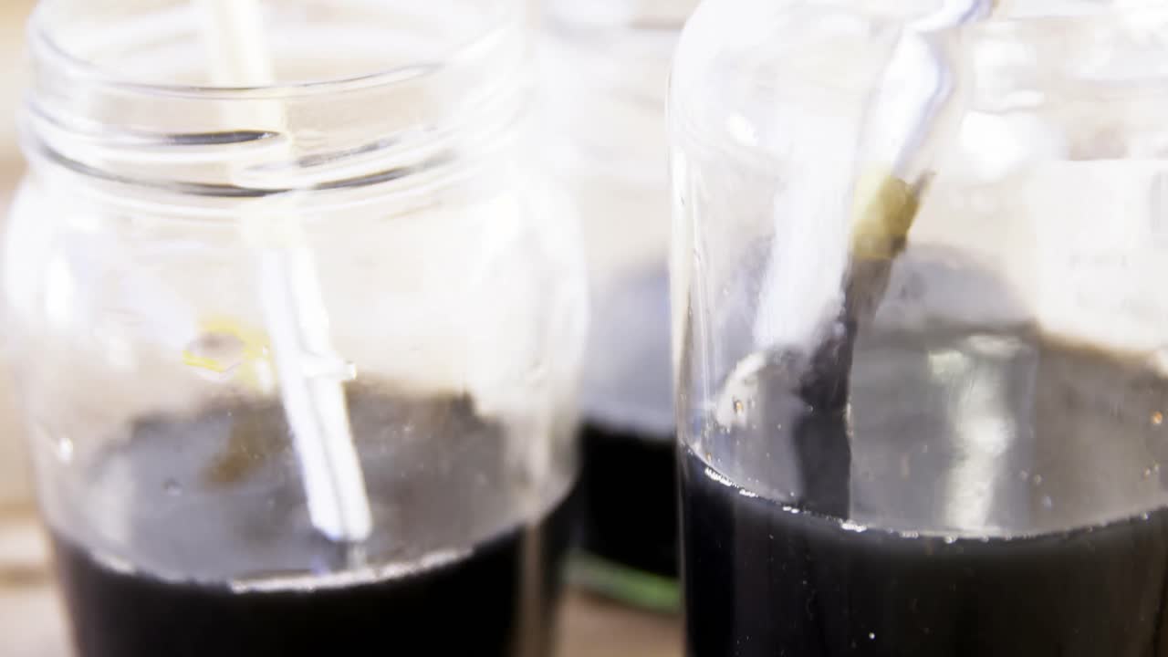 물 에 묻히는 페인트 브러시