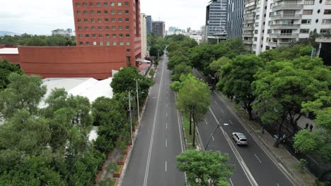 Toma-De-Una-Calle-Principal-Vacía-En-La-Ciudad-De-México-Por-La-Mañana-Durante-Un-Día-Nublado.