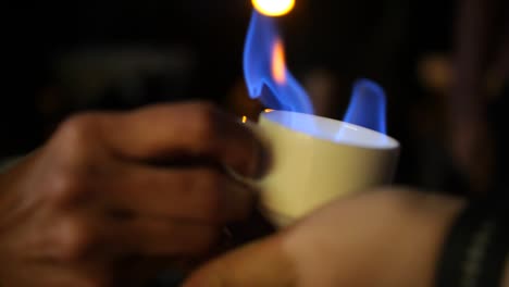 Galizische-Queimada-Wird-Nachts-In-Einem-Glas-Serviert,-Während-Es-Brennt