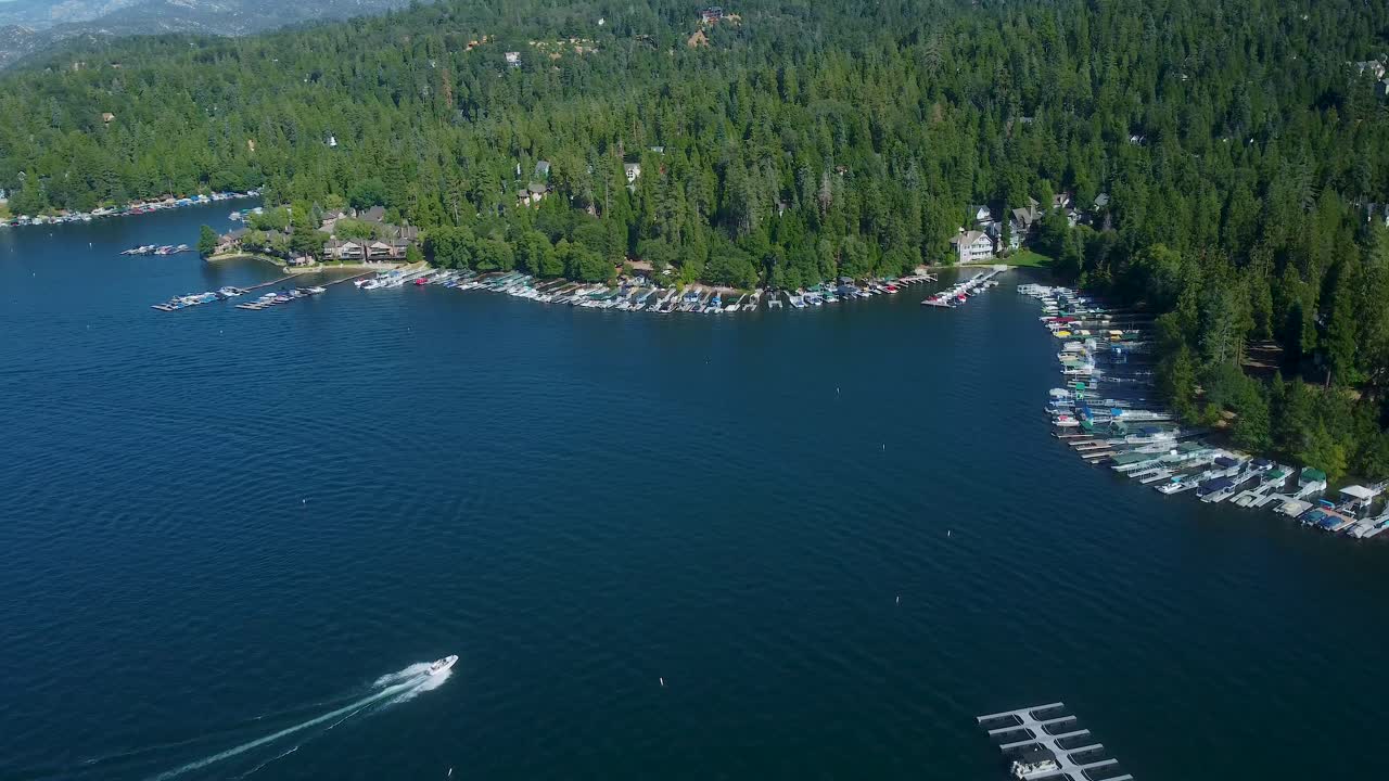 vista aérea del lago arrowhead en las montañas de san bernardino en california - toma de dron