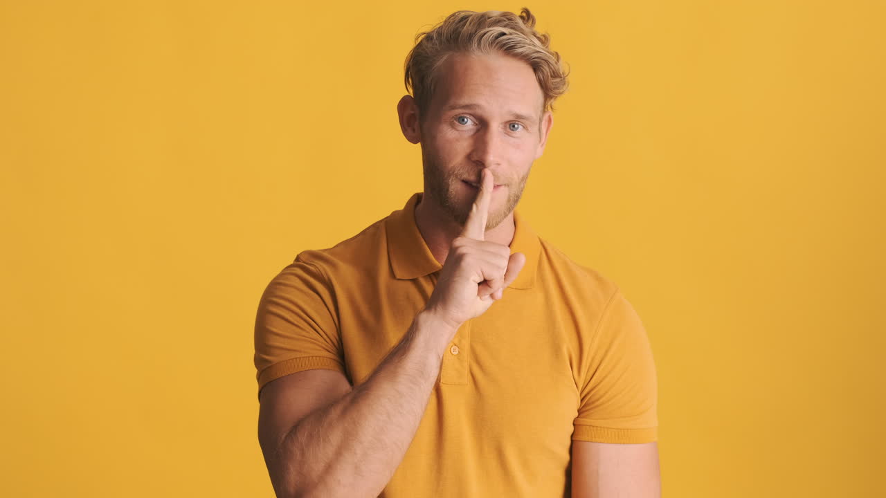 매력적인 남자가 침을 요구하고 미소 짓고