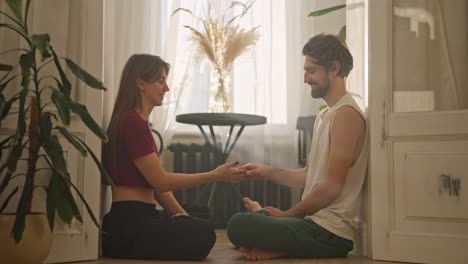 pareja meditando juntos en casa