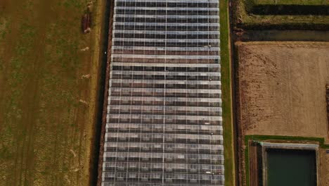 Vista-Aérea-De-Invernaderos-Agrícolas-Industriales-En-Barendrecht