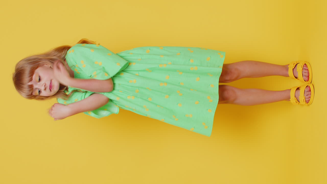 Bambina bambina alzando le mani chiedendo cosa perché ragione del fallimento incredulità irritazione da problemi