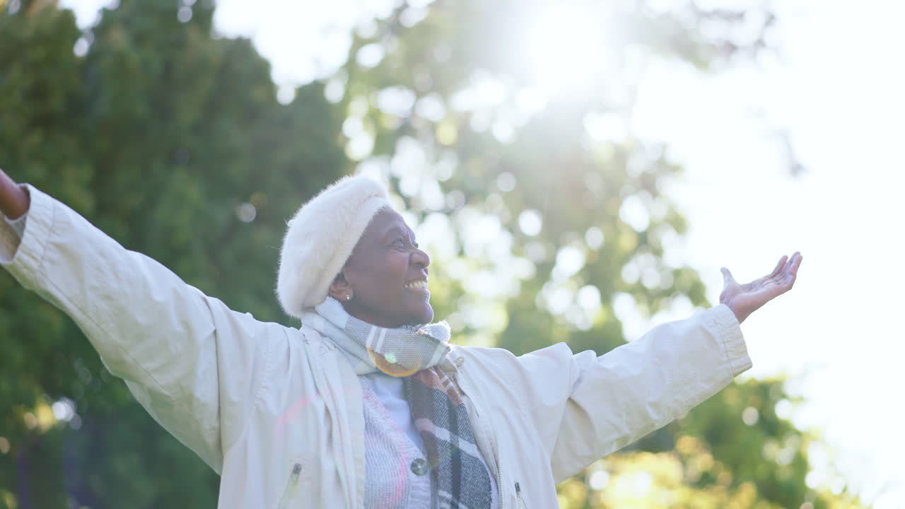 공원, 자유, 그리고 자연에서 행복한 고령 여성