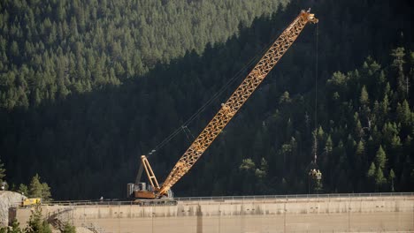 una grúa de construcción que trabaja en la presa en el embalse de gross en el condado de boulder, colorado, ee.