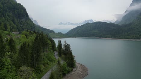 fotografía aérea de una carretera cerca de klöntalersee, el gran lago, cantón de glarus, suiza