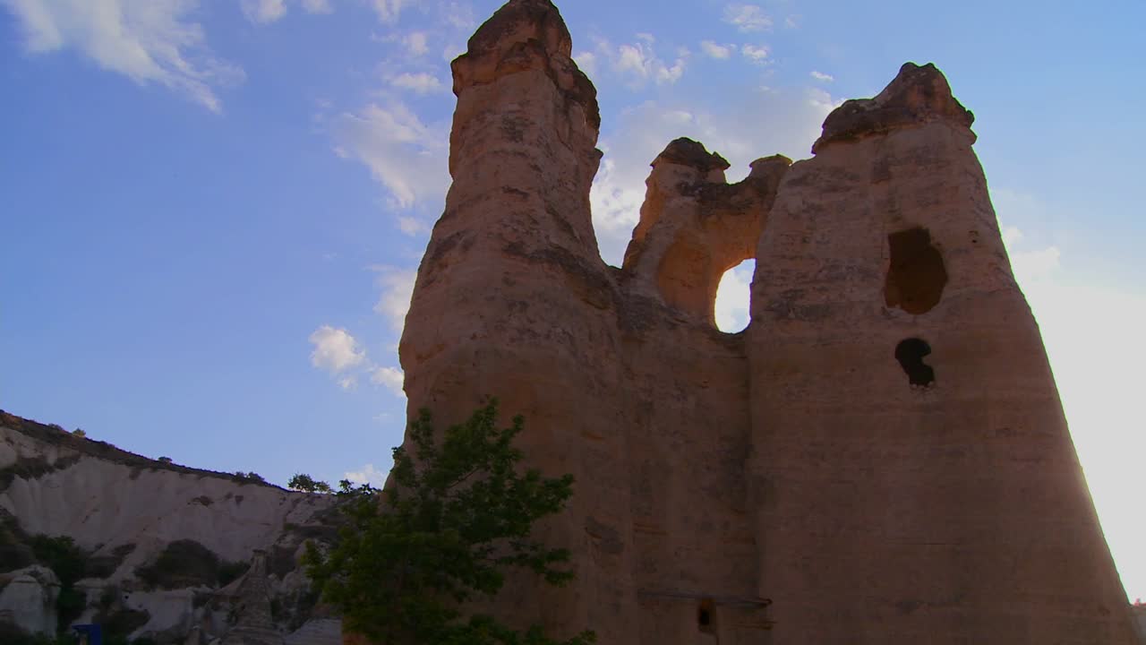 pan a través de extrañas formaciones geológicas en cappadocia turquía
