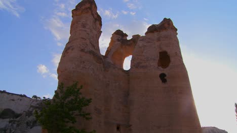 pan a través de extrañas formaciones geológicas en cappadocia turquía