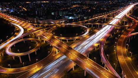 vista aérea nocturna de una compleja intersección de autopista