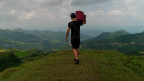 Hombre-Escapando-A-La-Hermosa-Naturaleza-Del-Paisaje-Montañoso-Con-Una-Vieja-Televisión