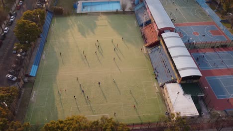 Antena---Gente-Jugando-Al-Fútbol-En-Buenos-Aires,-Argentina,-Adelante-Inclinado-Hacia-Abajo