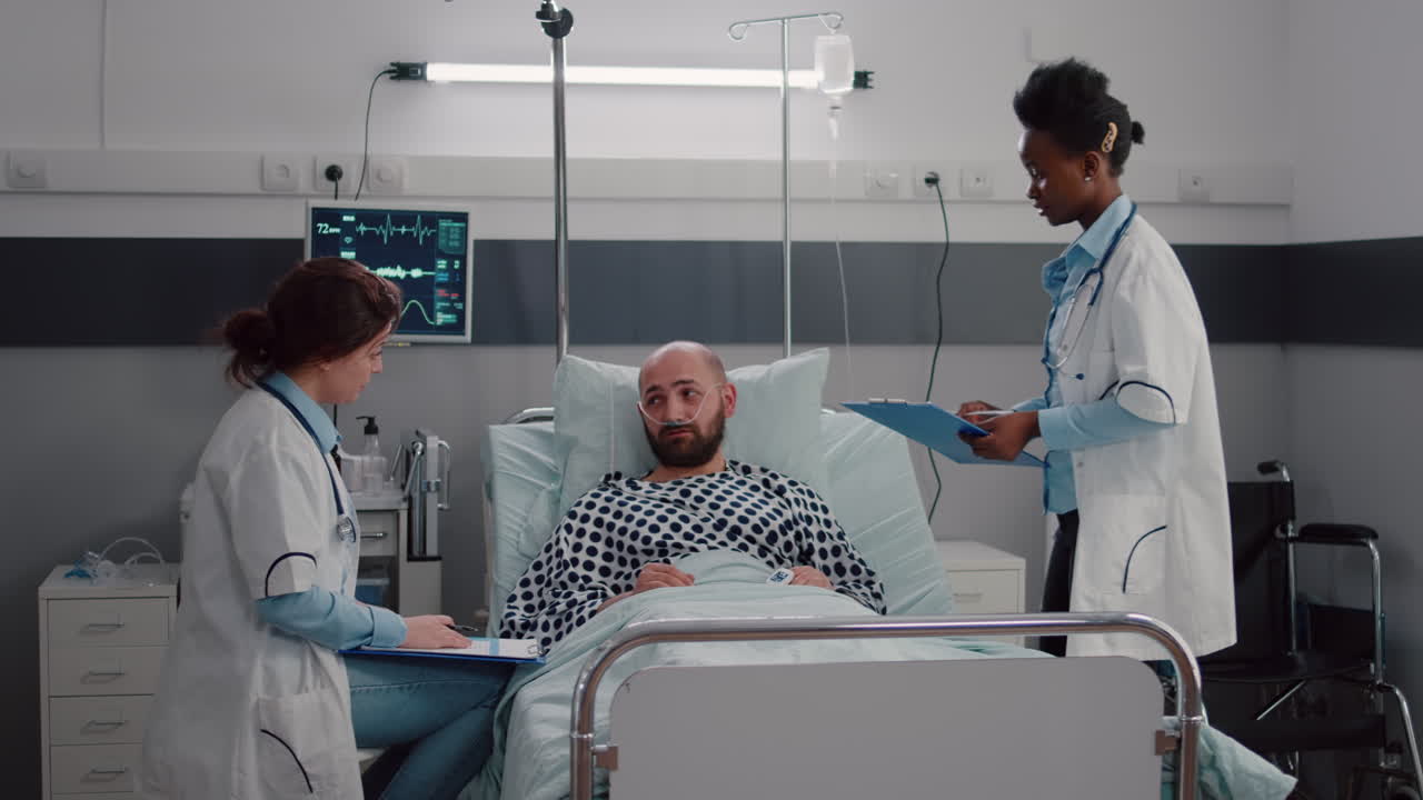 médico médicos que examinan al enfermo chequeando el síntoma de la enfermedad