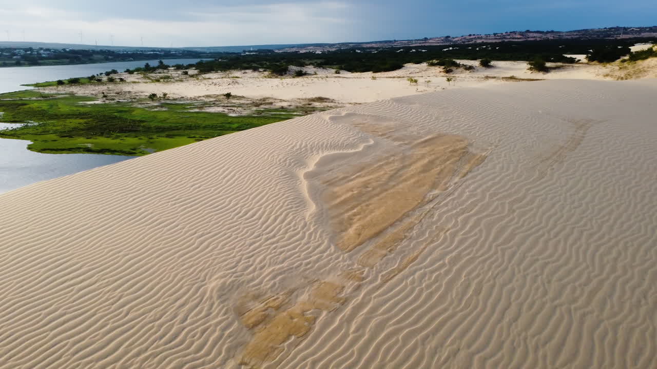 석양에 베트남의 하얀 모래 언덕 위에 공중 선회