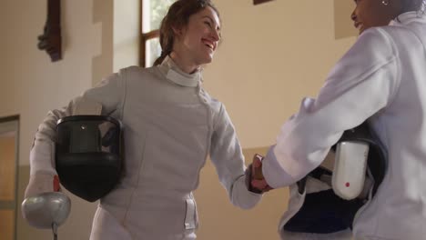 atletas de esgrima durante un entrenamiento de esgrima en un gimnasio