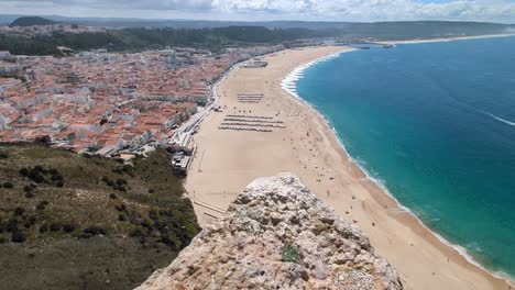 Blick-Auf-Die-Stadt-Nazare-Und-Den-Strand-Von-Den-Sitio-Klippen