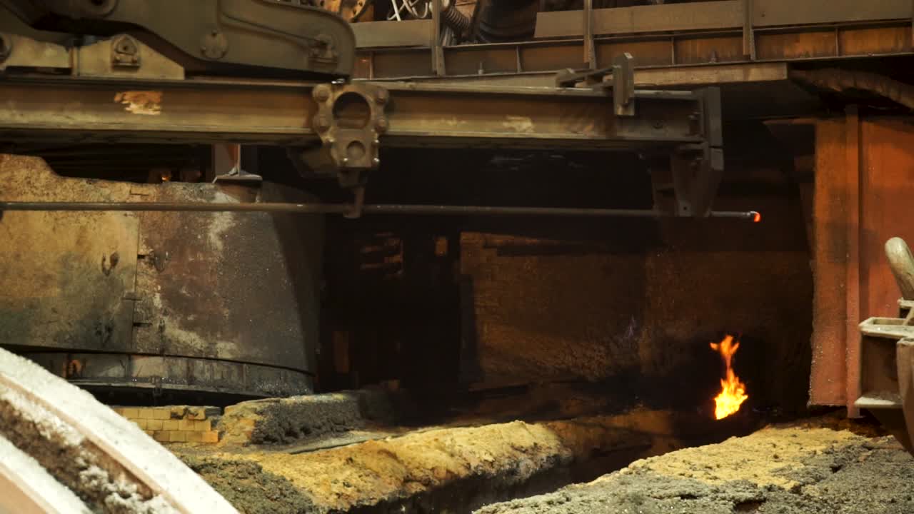 интерьер сталелитейного завода с печью и литейной машиной
