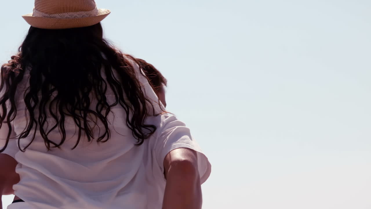 hombre guapo haciendo piggy-back a su novia