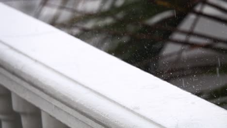 lluvia en una barandilla blanca