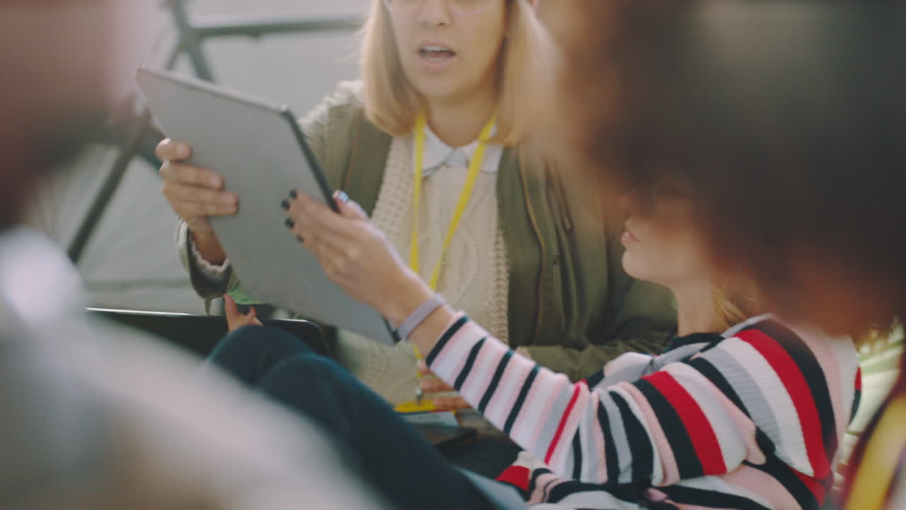 mujer, equipo de inicio y tableta en la planificación