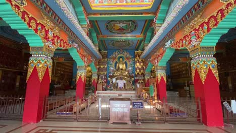 vista de la estatua de buda dentro del monasterio de buddhasikkhalay en bodhgaya en bihar, noreste de la india