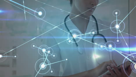 animación de puntos iluminados conectados con líneas sobre una doctora biracial usando una tableta digital.