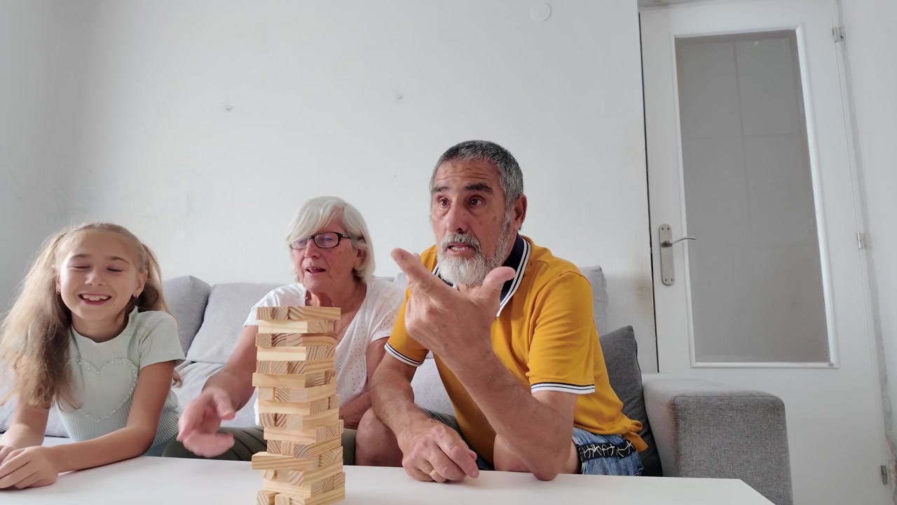 Nonni che giocano con le loro nipoti.