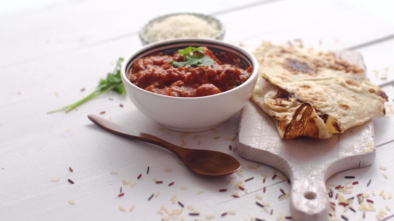 pollo fresco y sabroso tikka masala servido en tazón de cerámica