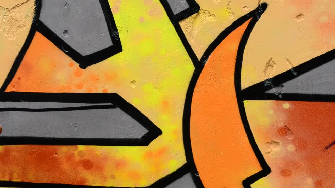 Kunstneren tegner graffiti, abstraksjon, slangenes haler