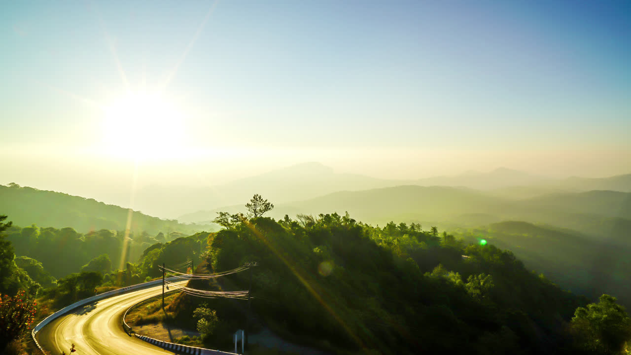 태국의 아름다운 산층과 함께 저속 일출