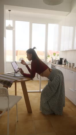 mujer usando tableta en la cocina