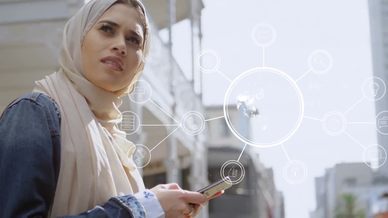 Akıllı telefon kullanan başörtülü bir kadının önünde, dönen bir kürenin üzerindeki bağlantı ağı simgeleri.