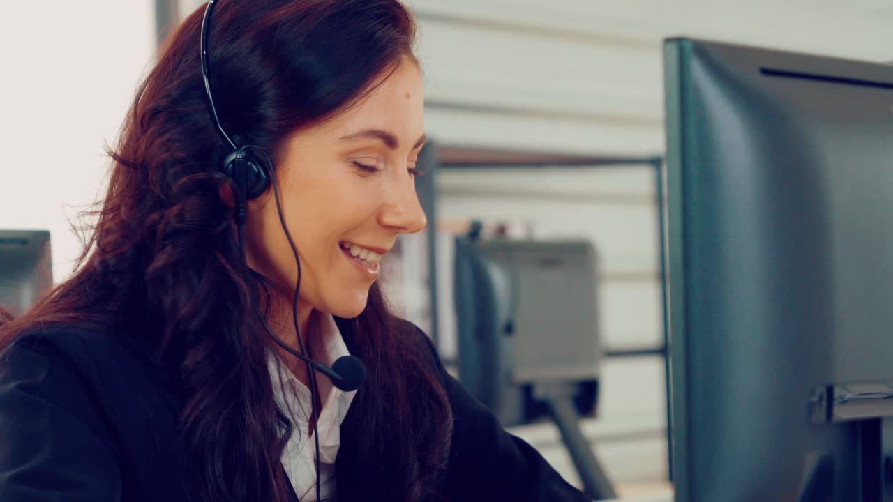 personas de negocios que usan auriculares trabajando en la oficina