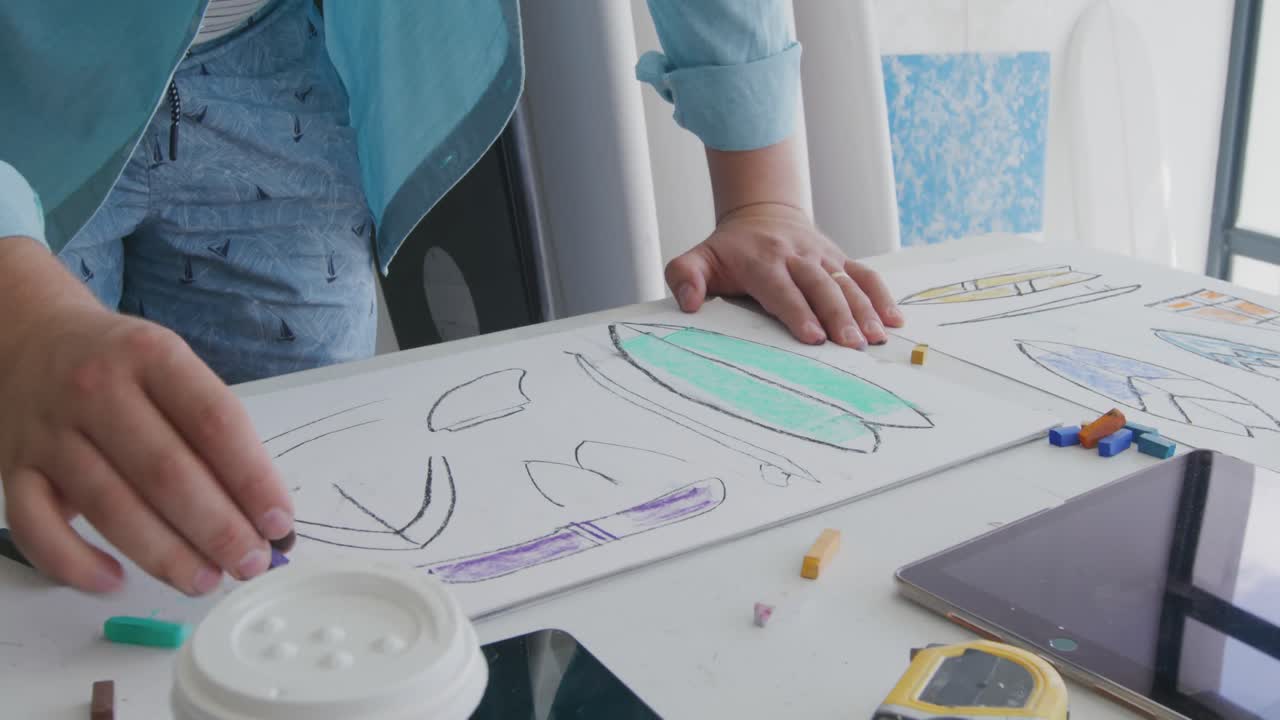 남성 서프보드 제작자 가 작업실 에서