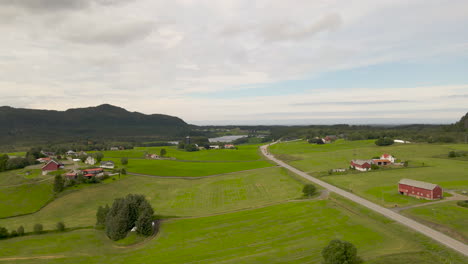 Toma-Aérea-Volando-Sobre-Una-Granja-Y-Campos-En-El-Campo-Rural-De-Noruega.