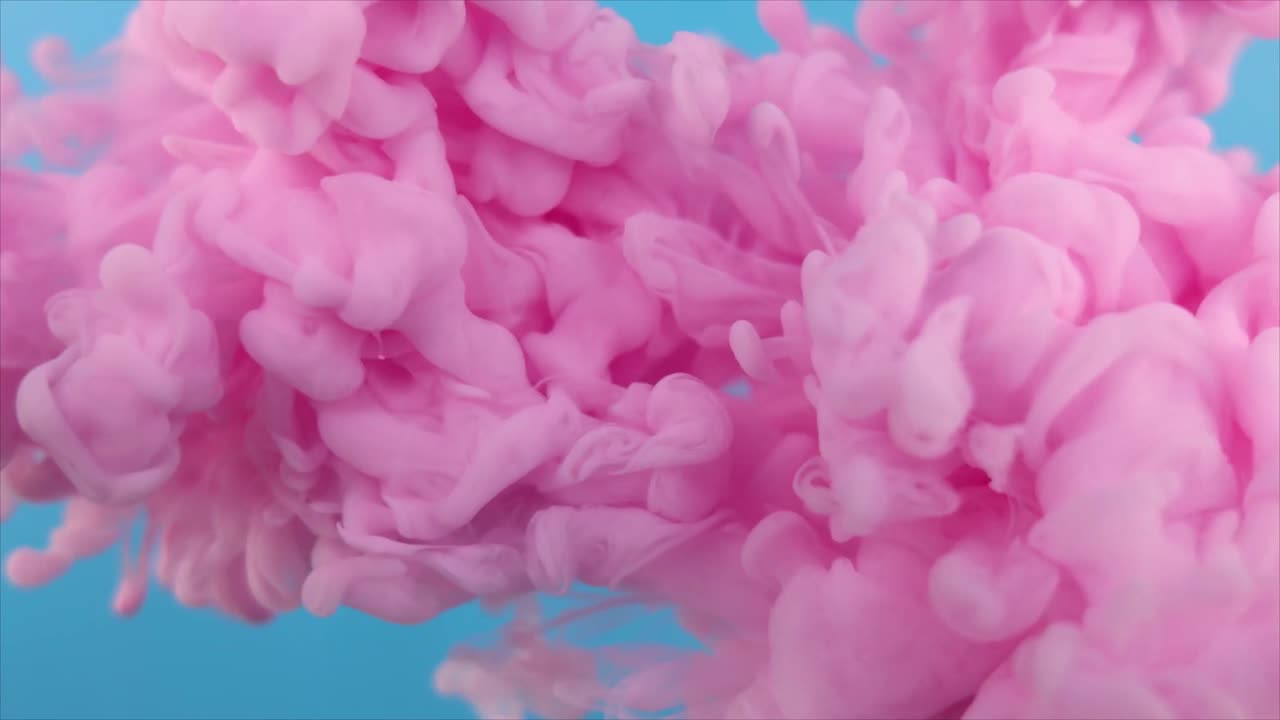 Sfondo astratto con inchiostro rosa vibrante che si diffonde in acqua blu