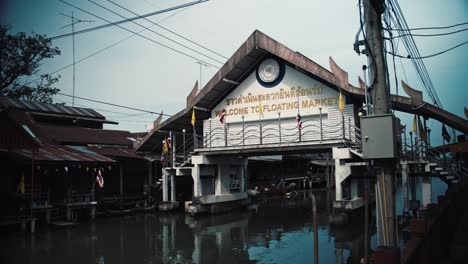 señal de bienvenida para el mercado flotante de damnoen saduak